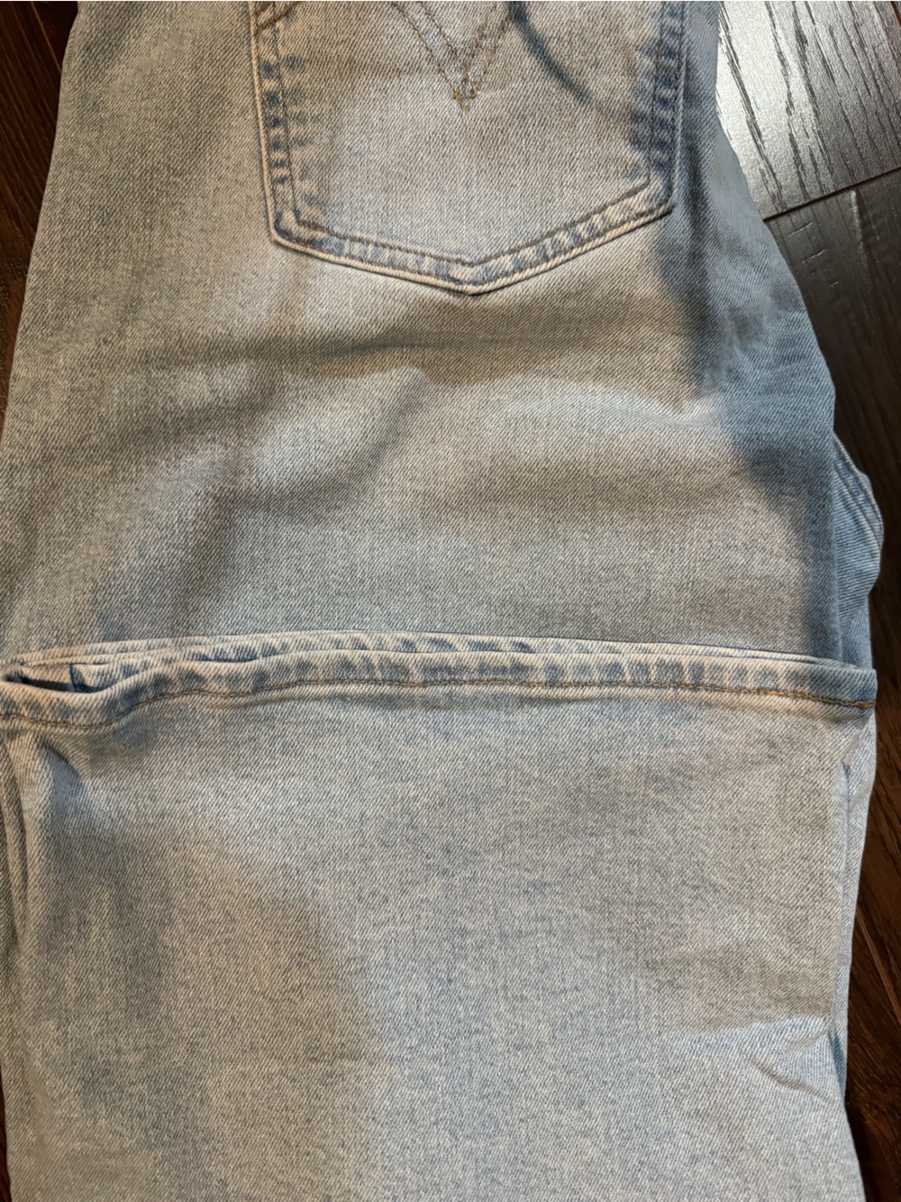 Levi's Light Blue High-Rise Women’s Jeans with Iconic Back Pocket - Picture 3 of 3